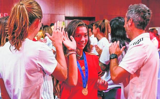 Tributo a las campeonas en un clima enrarecido en Las Rozas