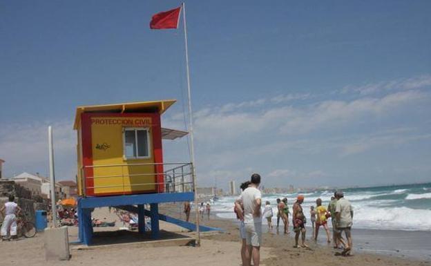 Una bandera roja y trece amarillas en las playas de la Región de Murcia este domingo