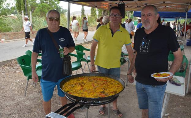 Las peñas de Cieza cocinan unas 50 paellas a orillas del Segura