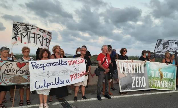 Una manifestación en la rambla del Albujón exige el fin de los vertidos ilegales