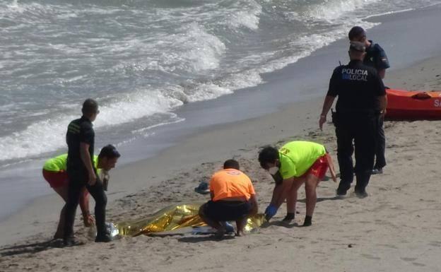 Hallan otro cadáver en aguas de la Torre de la Horadada que podría ser del grupo de la patera que volcó