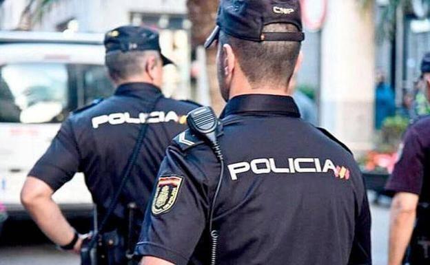 Hallan el cadáver de un hombre con un golpe en la cabeza en la plaza Juan XXIII de Murcia