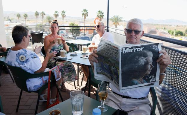 Británicos afincados en la Región de Murcia: «Isabel II sirvió a su pueblo hasta el último momento»