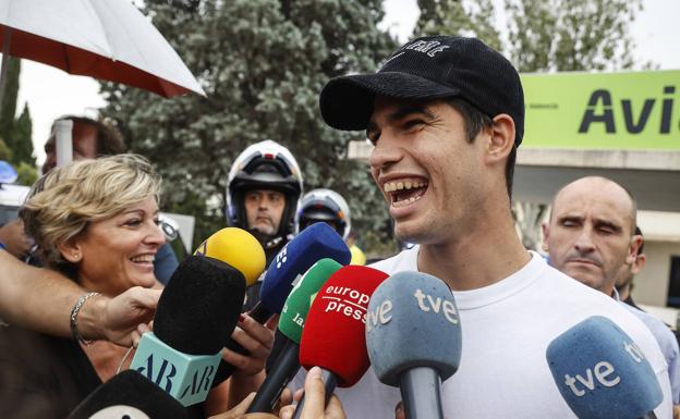 Alcaraz centra las miradas al llegar a Valencia: «Sería un sueño ganar la Davis con España»