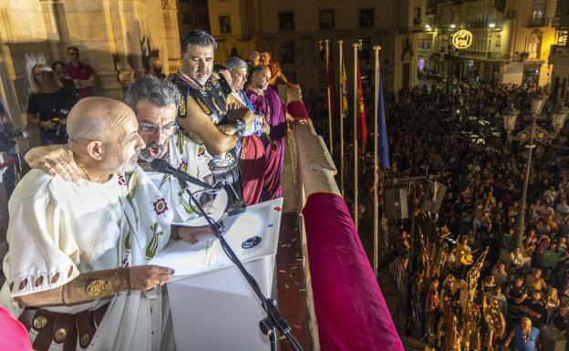 Los pregoneros llaman a celebrar la fiesta con el ánimo de los «luchadores»