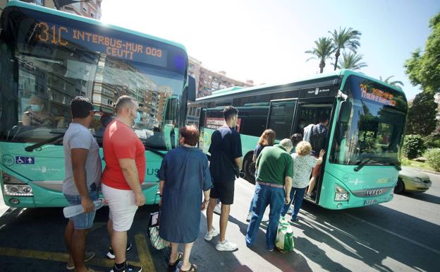 «Me encanta moverme en autobús por Murcia; me ahorro todo el jaleo del tráfico y aparcar»