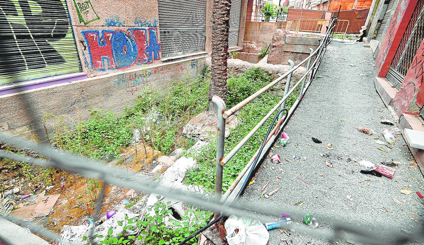 El paso peatonal de la muralla de Sagasta, en Murcia, abrirá en febrero tras más de dos años de espera