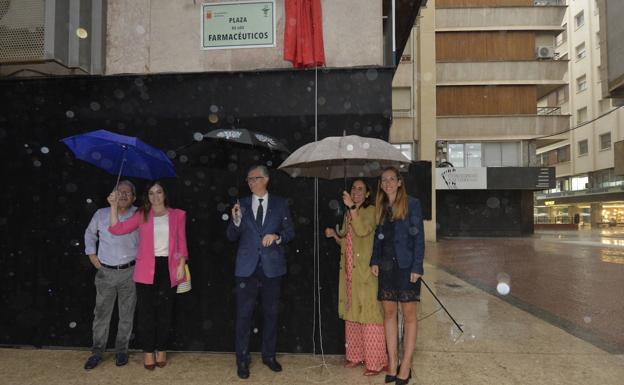 Inauguran en Murcia la plaza de los Farmacéuticos en el 125 aniversario de su Colegio