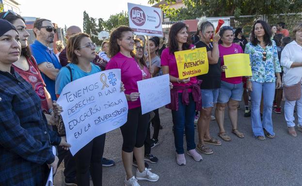 Cien personas piden otro profesor para alumnos con discapacidad en El Algar
