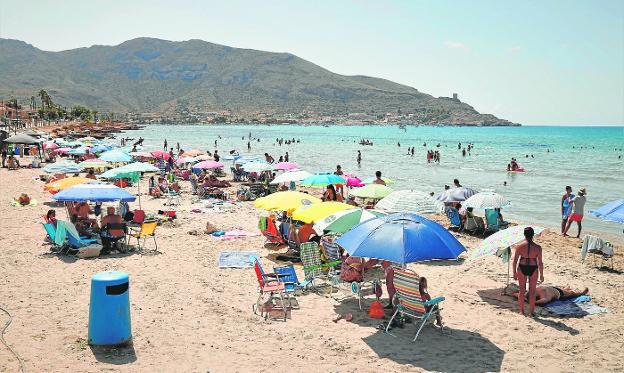 La oferta de ocio y playa de La Azohía atrapa a los bañistas en el oeste