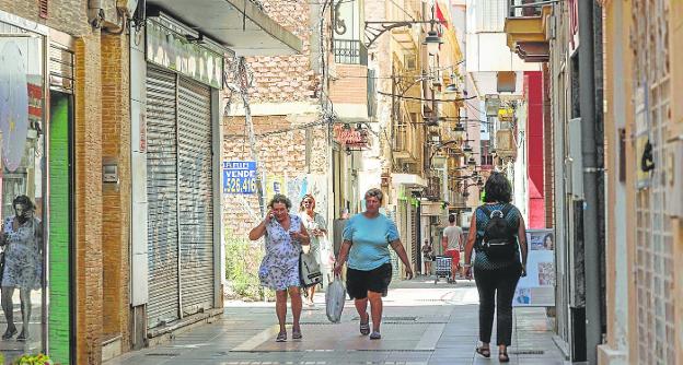 Comerciantes y vecinos piden acelerar la reforma de la calle San Fernando de Cartagena y dar apoyo a las tiendas