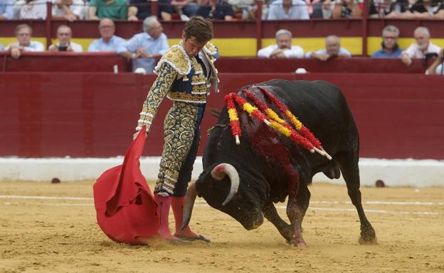 Tarde de figurón de El Juli y exquisiteces de Manzanares en la Feria Taurina de Murcia