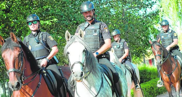 La Unidad de Caballería patrulla durante la Feria de Murcia por la mota del río y por el Malecón