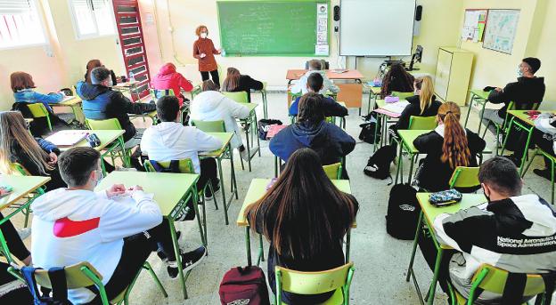 La falta de casi 700 profesores hasta el lunes crispa el inicio del curso en los institutos de la Región de Murcia