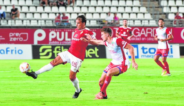 Un Real Murcia lanzado busca hoy el primer triunfo ante su afición