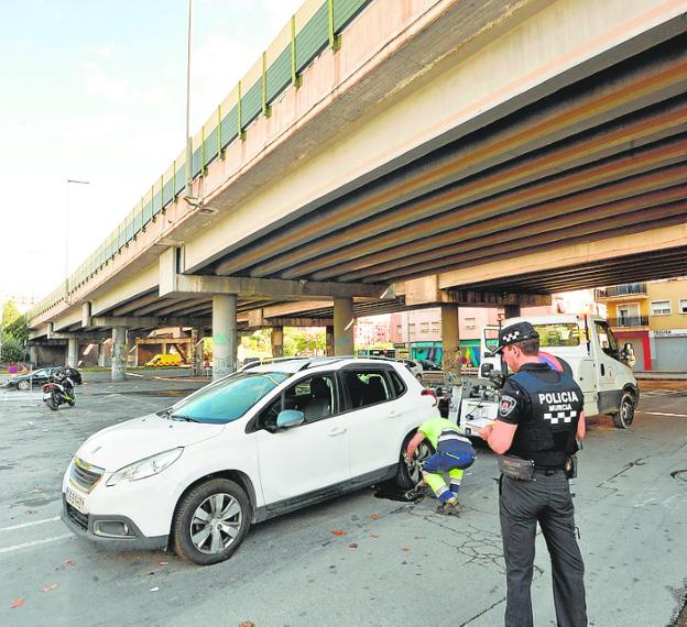 La grúa municipal limpia de coches abandonados el parking de Barriomar