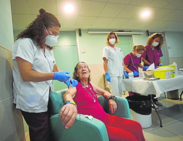 Salud se prepara para afrontar la Covid y la gripe este otoño