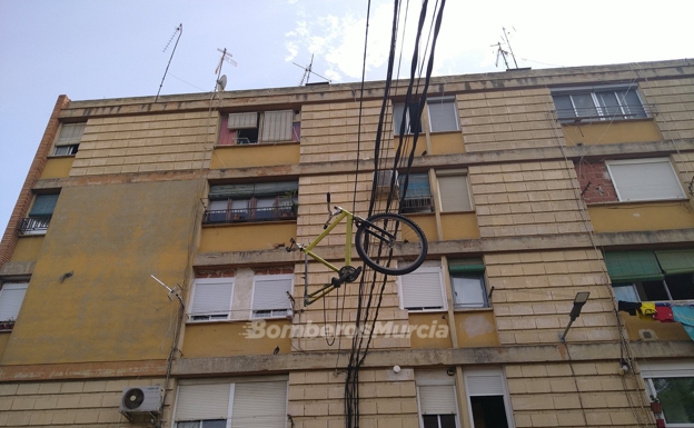 Recuperan una bicicleta que colgaba del tendido eléctrico en el barrio murciano de La Paz