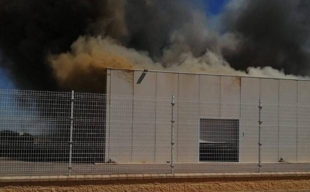 Arde una fábrica de pimentón en Librilla y origina una gran columna de humo