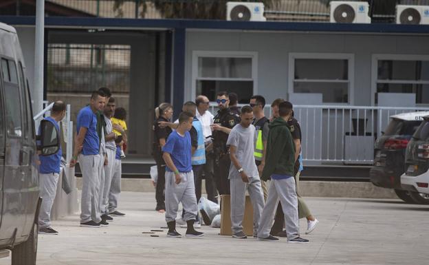 Abre el CATE de Cartagena tras la llegada de 25 inmigrantes a la costa de Águilas