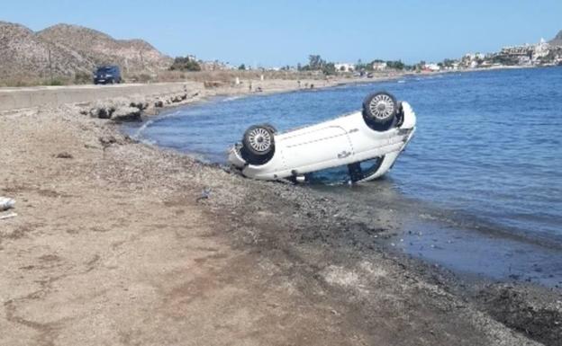 Una mujer, herida al caer con su vehículo al agua en la playa de la Cola de Águilas