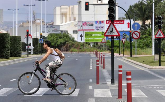 La multa de la DGT para los ciclistas que no respeten los pasos de peatones