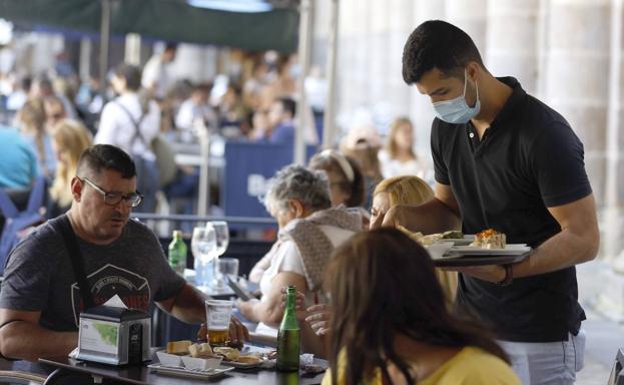 La patronal hostelera ofrece a los sindicatos un incremento salarial del 15,5% en tres años