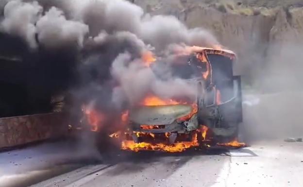 Arde un camión estacionado junto a un restaurante en Murcia