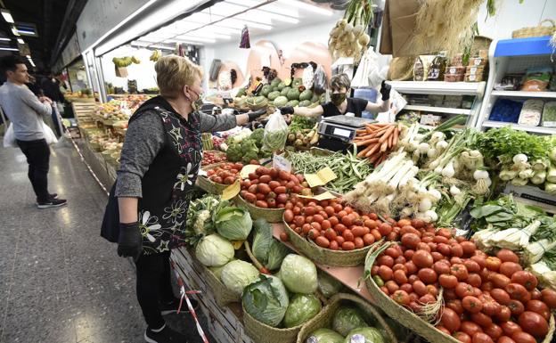 Los precios caen ligeramente en agosto en la Región, pero los alimentos y la electricidad siguen disparados