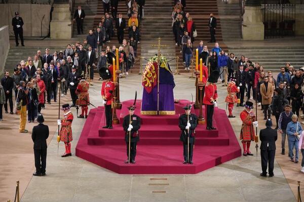 Directo | Londres apura los últimos minutos de la capilla ardiente de Isabel II