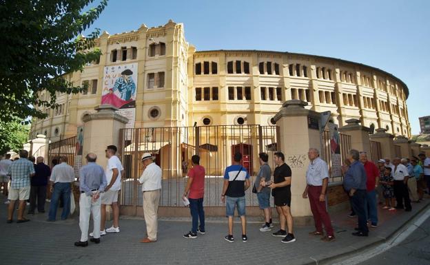 Colas en las taquillas en el primer día de venta de entradas para las corridas de la Feria de Murcia