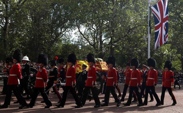 Centenares de miles de personas homenajean a Isabel II en Westminster