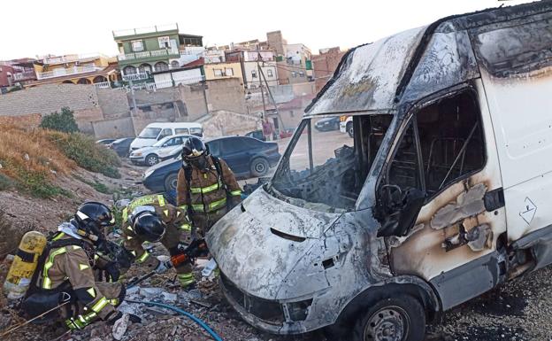 Extinguen el incendio de una furgoneta en el barrio lorquino de San Cristóbal