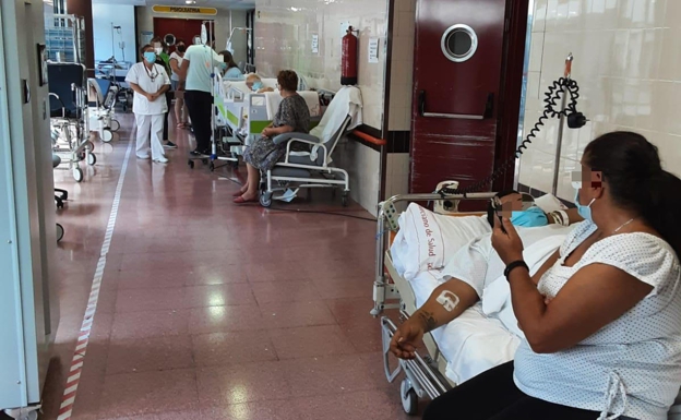 Pacientes en el pasillo del hospital Rafael Méndez de Lorca. /lv