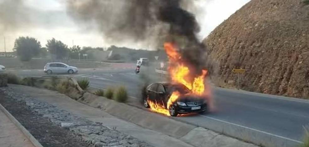 Arde un vehículo en la rotonda del centro comercial La Noria, en Murcia