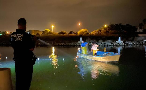 La Policía sorprende a dos furtivos pescando en el canal de Veneziola de La Manga