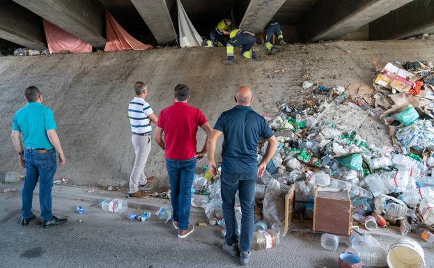 Desmantelan el asentamiento chabolista bajo el puente Juan Carlos I de Lorca