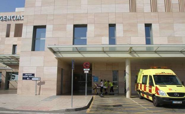 Herido muy grave tras caer desde un tercer piso en La Manga