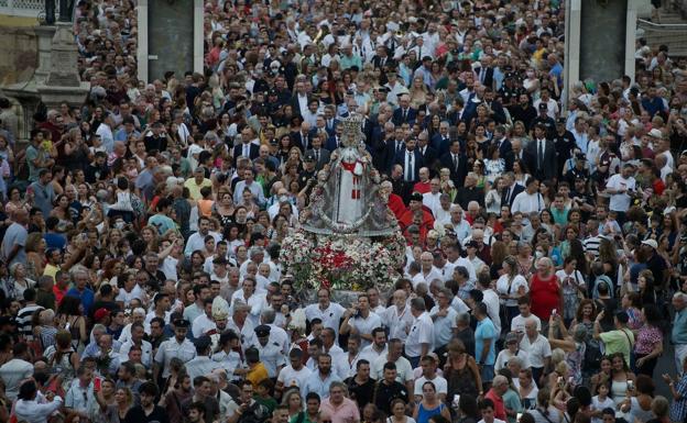 Los murcianos arropan a la Fuensanta en su primera bajada a la capital en dos años y medio