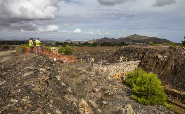 La CHS construye los primeros diques para evitar la llegada de residuos mineros al Mar Menor