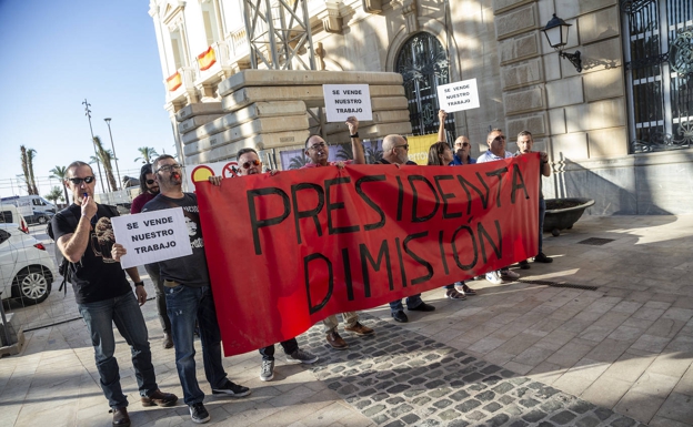 Trabajadores del Puerto de Cartagena protestan por el «despilfarro en obras» y la «externalización de servicios»