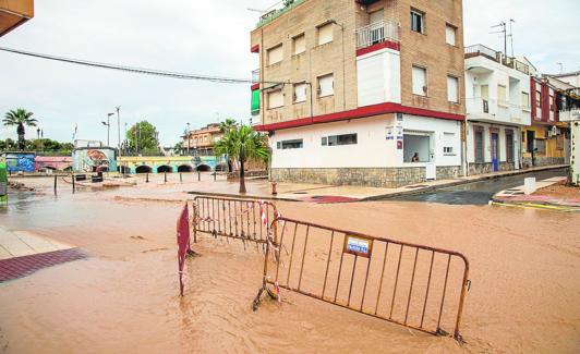 Las calles de Los Alcázares, anegadas una vez más por un episodio de lluvias.