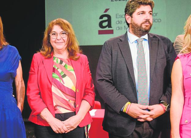 La marcha de la consejera de Educación arrastra al Grupo Mixto a los diputados afines a Olona