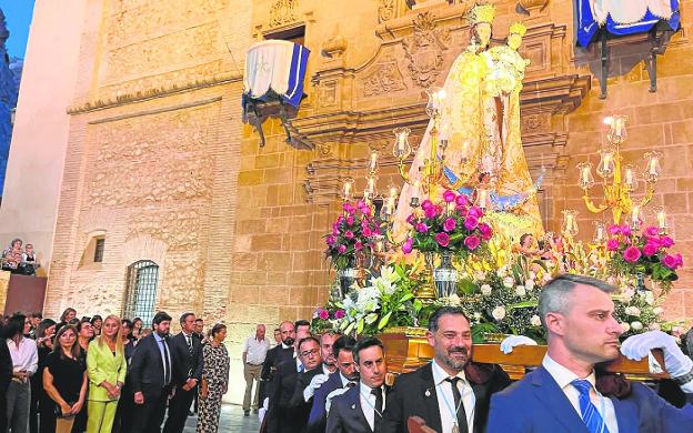 La procesión de la Virgen del Rosario anuncia el fin de fiestas en Alhama