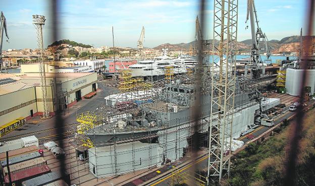 Navantia tira de empresas auxiliares para reparar megayates y buques militares