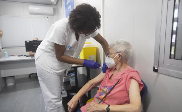 Más de 54.000 mayores de 60 años han recibido la cuarta dosis frente a la Covid en la Región de Murcia