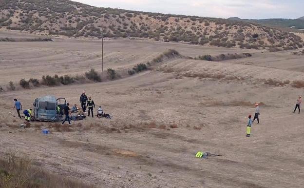 Tres muertos y siete heridos tras caer por un terraplén una furgoneta de jornaleros en Caravaca