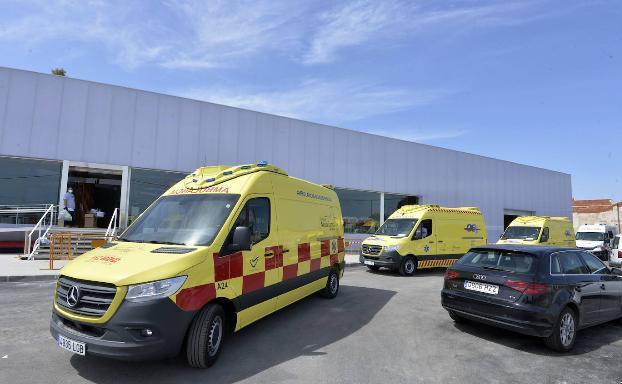 Una joven de 24 años, en estado crítico tras chocar un vehículo y un autobús en una pedanía de Lorca