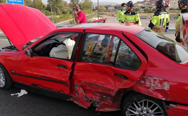 Un accidente de tráfico deja cuatro heridos en Lorca, entre ellos una niña de 8 años que quedó atrapada