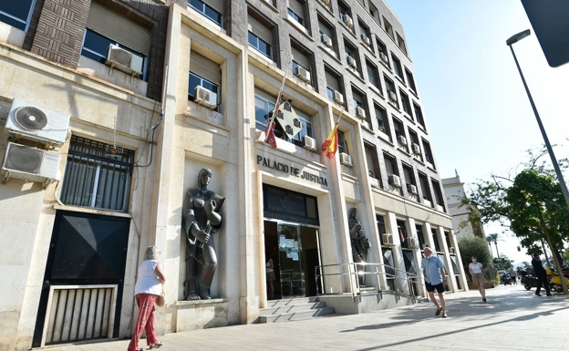 Condena al vigilante de un pub de Murcia por besar a una clienta